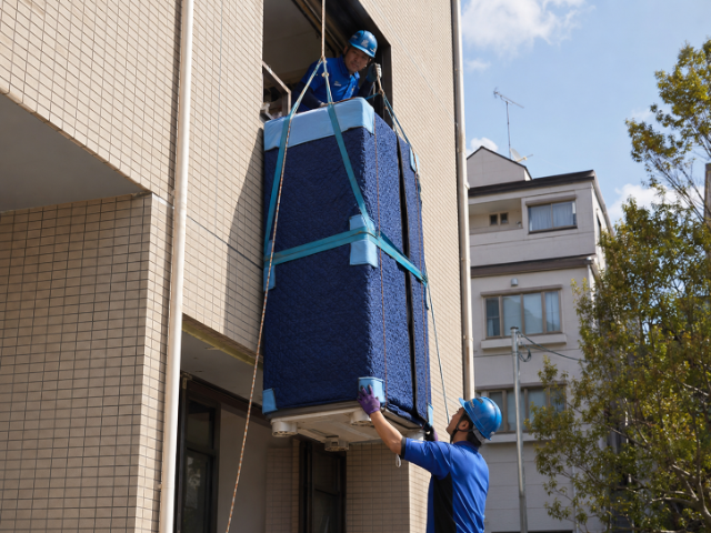 2階から下ろして処分する家具の吊り下げ
